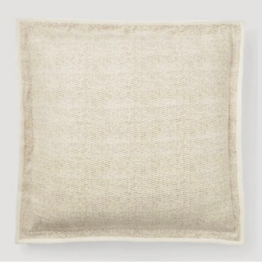 Ralph Lauren Isla
Textured Euro Shams. Woven from natural cotton.